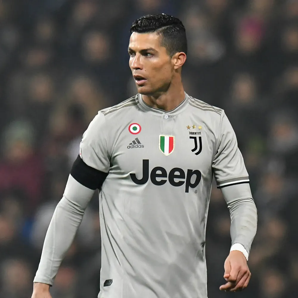 Säljer Juventus bortaställ från säsongen 18/19 med den legendariske Cristiano Ronaldo på ryggen. Tröjan är i perfekt skick och har inte en enda skada eller defekt. Tröjan är äkta och är utrustad med flera emblem (patches) Hör av dig vid minsta fråga!. Sport & träning.