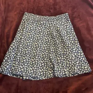 En blommig sommar kjol från lager 157 i storlek XS/S. Kjol en i väldigt bra skick och har stretchigt material. 