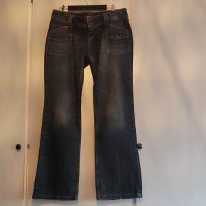 70 tals inspirerade jeans mellanblå. W 33,  låg midja 48cm inneben 84cm . Nice!
