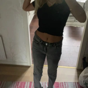 Jeans - Perfect jeans från ginatricot. Väldigt slitna där nere men inget konstigt. dragkedjan åker ner men har löst det med en ring man sätter fast runt knappen vid gylfen