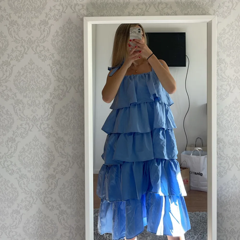 En super fin blå volang klänning perfekt till sommaren🩵helt i nyskick med prislapp. Säljer den då jag inte gillade längden. Har ej strukit klänningen på sista bilden! Nypris: 350kr. Klänningar.