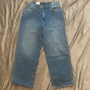 W30/L30 Loose Straight Jeans från Lee. Helt nyskick och aldrig använts. Original inköpspriset: 1099kr