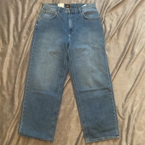 Asher Jeans av Lee - W30/L30 Loose Straight Jeans från Lee. Helt nyskick och aldrig använts. Original inköpspriset: 1099kr