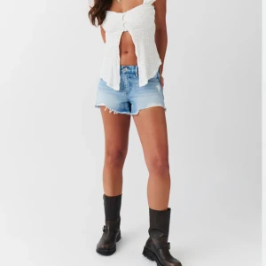 Jeans shorts low waist - säljer mina helt oanvända shorts från Gina som är low waist( prislapp kvar)