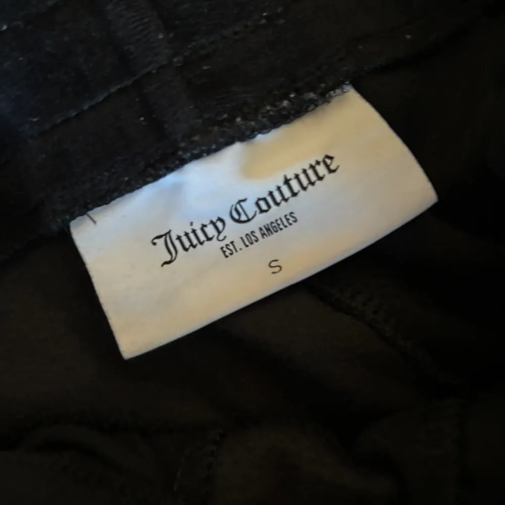 Säljer dessa svarta juicy byxor i storlek S. Inte använda alls mycket och har bara pytte lite små defekter. Köpt för 1500 ungefär pris kan diskuteras!. Jeans & Byxor.