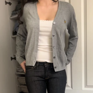 söt grå cardigan 💘 - säljer denna jätte fina gråa cardigan från lyle & scott!! har använt den 1 gång och har inga defekter! storlek M men passar även S!🙌💘 liknade på deras hemsida kostar runt 800kr!