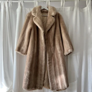 Pälskappa - Vintage faux fur kappa. Längd från axel: 100 cm. Armlängd från armhåla: ca 40 cm. Står ingen storlek men den sitter väldigt snyggt oversize på mig som har storlek M. Jag är 176 cm 💕