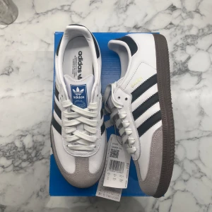 Adidas Samba OG ”Cloud White Core Black” - Helt nya och oanvända Adidas Samba OG “Cloud White Core Black”. Storlek: 38 2/3. Pris: 1399. Skicka ett meddelande vid intresse. Köp tryggt och snabbt hos oss. Många nöjda kunder😊
