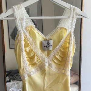 Gul topp - Fin ljusgul topp i silke och med lace detaljer 💛💛