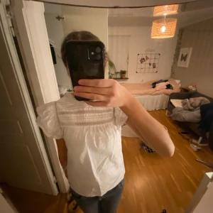 Blus - Köparen står för frakt. Hej jag säljer en suuuuperfin blus på vintage Stories nästan aldrig använd och super fin nu till sommaren skriv för fler bilder. Storlek L men skulle aldrig säga att det var det utan passar mer som S Xs. 