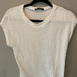 Zaratopp - Topp/T-shirt från zara som endast är provad och därför i nyskick!