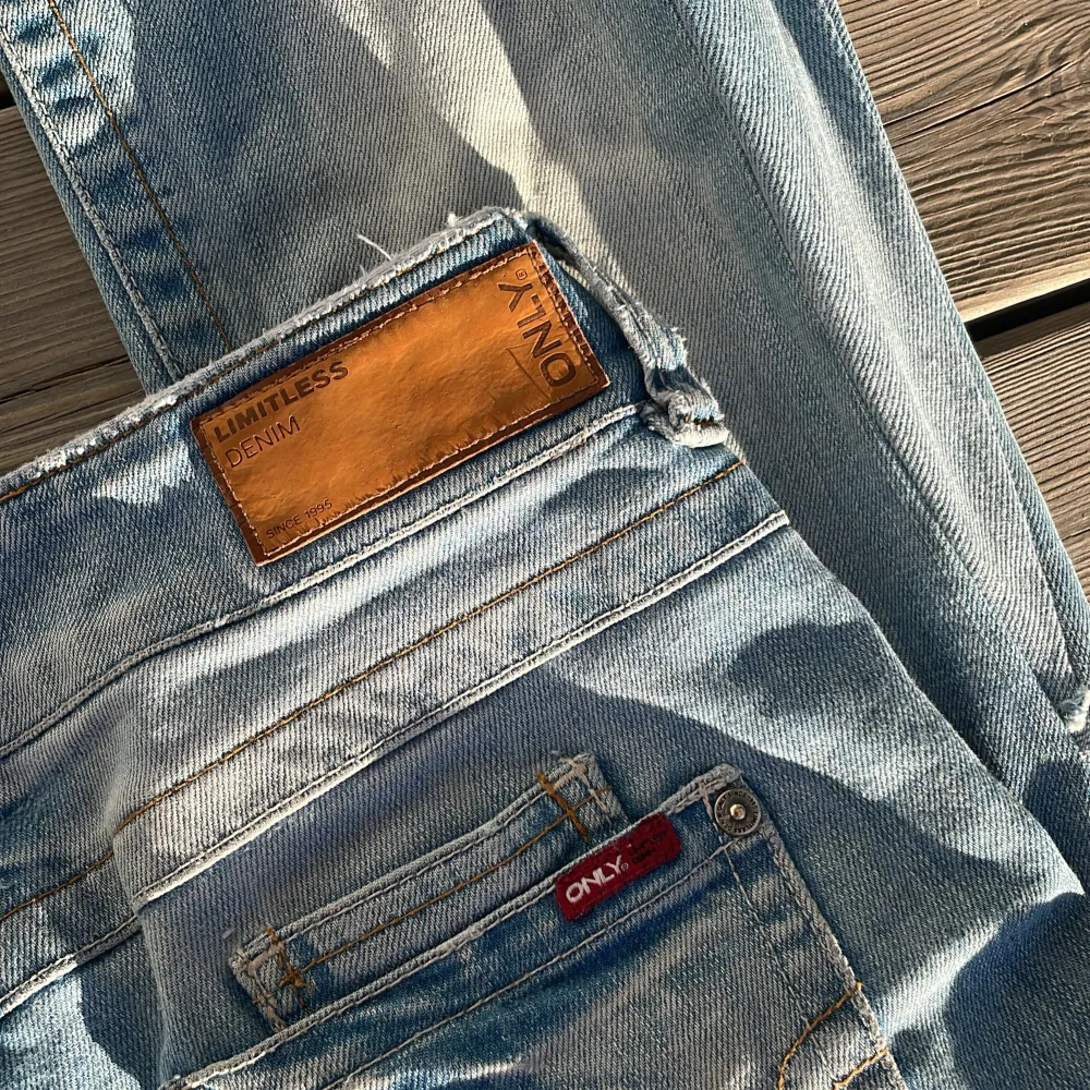 Här är ett par jätte fina lågmidjade bootcut jeans från only i storlek xs/s som inte längre kommer till användning. Innerbens längden är 85cm och midjemåttet rakt över från kant till kant är 37cm, skriv om ni har fler frågor💕. Jeans & Byxor.