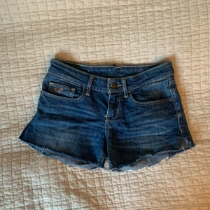 Hollister shorts - Lågmidjade jeansshorts från Hollister! Jag har sytt in dom i midjan som man ser på sista bilden, men det är väldigt diakret och fint!