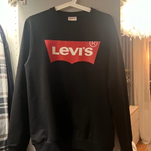 Levis tröja - Svart Levis tröja med rött tryck helt oanvänd 