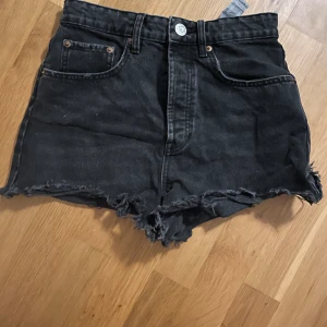 Svarta jeansshorts zara - Svarta jeansshorts med slitningar. Från zara endast använda några gånger.