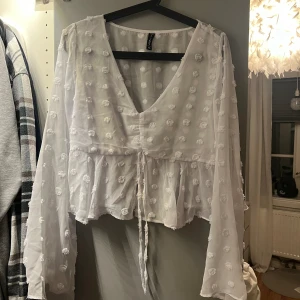 Vit topp - Vit lätt genomskinlig topp från Newyorker. Storlek XL men sitter mer som en M/L Oanvänd 