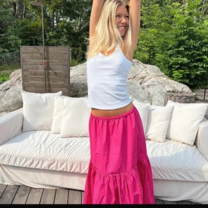 Rosa långkjol - Från h&m. Sista bilden är egen men är exakt likadan som den på bilderna innan