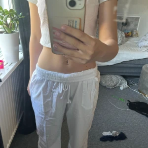 Linnebyxor  - säljer roxy linnebyxor som är alldeles för stora så det är därför som sitter pösigt men är inte det om dem passar, då sitter dem tajt o fint. inga defekter jätte bra skick och använd ett par ggr ba. tryck gärna på köp nu ❤️