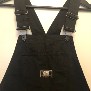 Vans hängselbyxor  - Vans hängselbyxor, svarta och oanvända. Prislappen hänger kvar, storlek S.