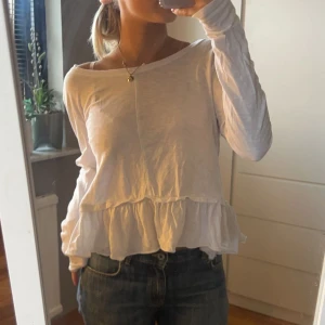Blus - Superfin volangtopp från Bondelid. Den är egentligen i storlek Large, men antagligen krympt i tvätten, skulle säga att den sitter som en Small / Medium.  Skriv om du har några frågor💗