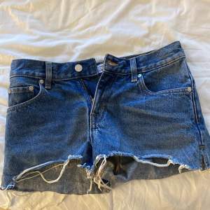Supersnygga jeansshorts från & other stories 💕 Säljer då dom inte passar i storleken på mig 💕 Nyskick 🥰