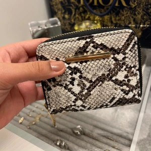 Plånbok  - En liten Ormmönstrad plånbok! Plånboken är i helt nytt skick och har aldrig används.🤎