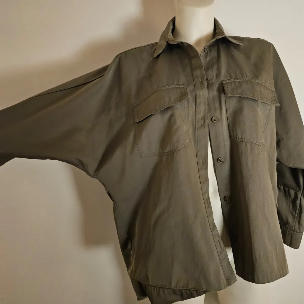 Militärgrön skjortjacka från lyxiga Ahlvar Gallery.  Kaia overshirt. Använd fåtal gånger så i fint skick. Nypris 1799kr. Jackor.