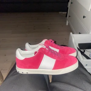 Valentino Flycrew - Säljer ett par skitsnygga rosa valentino flycrews| alla nitar är kvar | endast skorna medkommer (kan lösa orderbekräftelse) skicka 10/10 näst intill helt nya | skriv för frågor