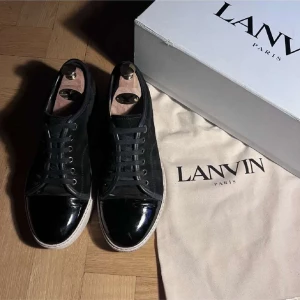 Lanvin skor - Ett par riktigt snygga lanvin skor i ett använt men fint skick inga större defekter skick 8/10 Storlek uk7 men passar min kille som vanligtvis har 43, Köparen står för frakt💕