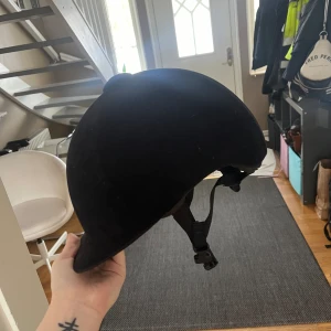 Ridhjälm  - Säljer min gamla ridhjälm i strl 59 nypris 1500kr