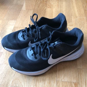 Joggingskor, Nike - Svarta Nike joggingskor. Sparsamt använda och i princip endast inomhus. Fint skick.