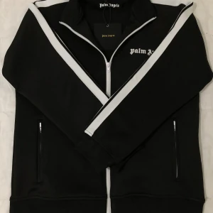 Palm angels tröja  - Jätte fin Palm Angels tröja som jag ville sälja pågrund av färgen. Jag har fått reda på att blå passar mig bättre och då säljer jag denna. Den är använd endast två gången och det kommer med plastpåsen och taggar. Den har sjukt bra kvalite.