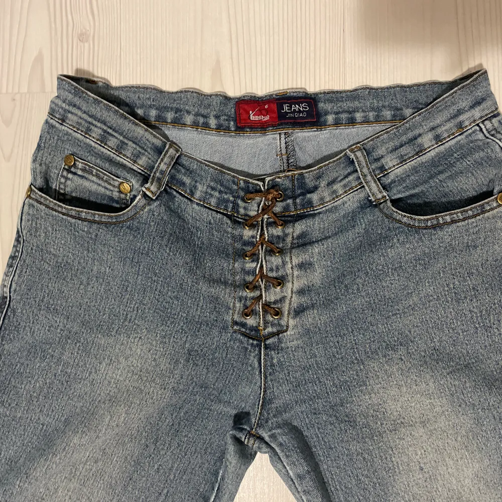 Lågmidjade bootcut jeans med snygga detaljer  Midjemåttet 39  Innerbenslängd 80  Ytterbenslängd 98 Jag är 168💗💗. Jeans & Byxor.