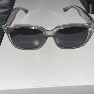 Gråa Glasögon - Ett par as feta gråa glasögon med en snygg guld detalj på sidan. Otroligt feta nu till sommaren.