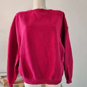 Chockrosa sweatshirt crewneck  - Chockrosa/ cerise sweatshirt crewneck oversize . Amvönd 1gång.