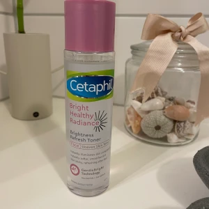 NY Cetaphil Bright healthy radiance toner - •För ojämn hudton, känslig och torr hud •En mjukgörande och återfuktande toner som ger en frisk och fräsch känsla och glow utan att störa den naturliga hudbarriären •Icke-irriterande •Aldrig använd/testad. 