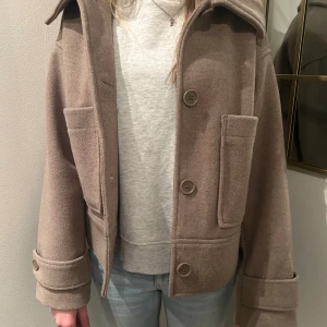 Vårkappa - Säljer åt min lillasyster då den tyvärr inte kom till användning för henne mer än Max 5 gånger💕nypriset ligger på 900 och den är i princip som ny🥰