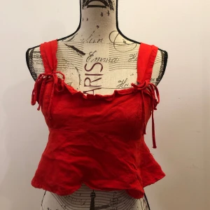 Zara Topp - Jättefin röd somrig croptop från zara. Pris kan diskuteras:)  