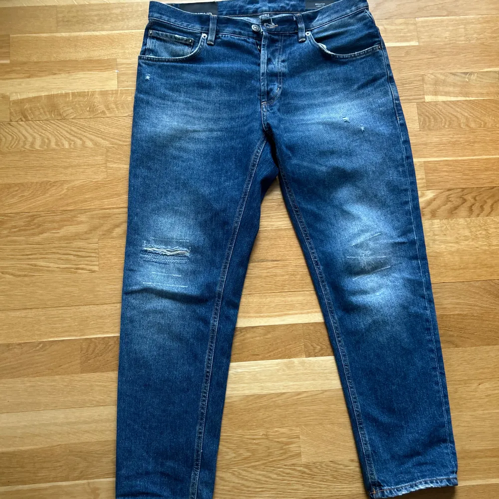 Säljer nu mina tvär Feeettttaaaa don dup jeans  storlek 32  Skick:9/10 inga defekter  Hör av dig vid mista fundering  Lite Sällsynt modell så passa på Mvh Leo . Jeans & Byxor.