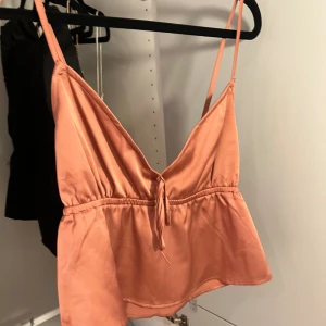 Linne/topp  - Jätte fint plagg från NA-KD med justerbara axelband 💕