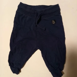 Marinblå mjukisbyxor strl. 56 - Marinblå mjukisbyxor från Kaxs. I fint begagnat skick, inga hål eller fläckar, men blekare än nya.  Tvättad i parfymfritt tvättmedel och utan sköljmedel.
