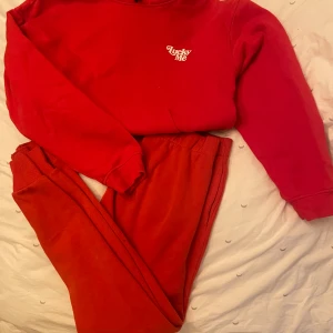 Mjukisset - Ett mjukisset från H&M. Använda några enstaka gånger. Storlek M på tröjan och S på byxor 