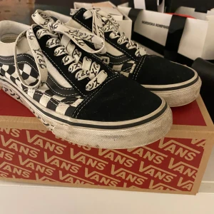 Vansskor  - Köpta för 3 år sedan, användes relativt mycket men används aldrig längre💕 tvättar de såklart om du vill köpa!