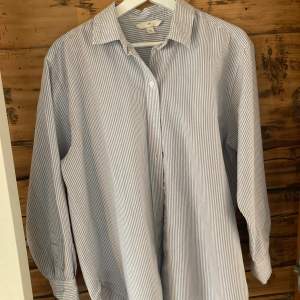 Blå/vitrandig over size-skjorta från HM. Stl S. 100% bomull. 