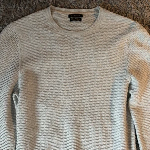 Massimo Dutti Kashmir Tröja - Köpt här på Plick och säljer då den är för liten för mig.  Tröjan är i bra skick  Vid frågor eller funderingar är det bara att skicka ett meddelande!