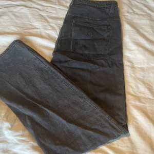 Abrand jeans  - Size 33, och baggy.  Bra skicka och har en svart o sliten textur som gör att dom blir lite ish gråa.  Köpta på jeansbolaget förra året för 1000kr