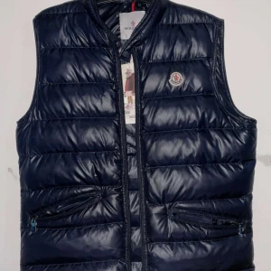 Moncler väst - Moncler gui skick 10/10 storlek L. Kontakta för mer info. Pris kan diskuteras.