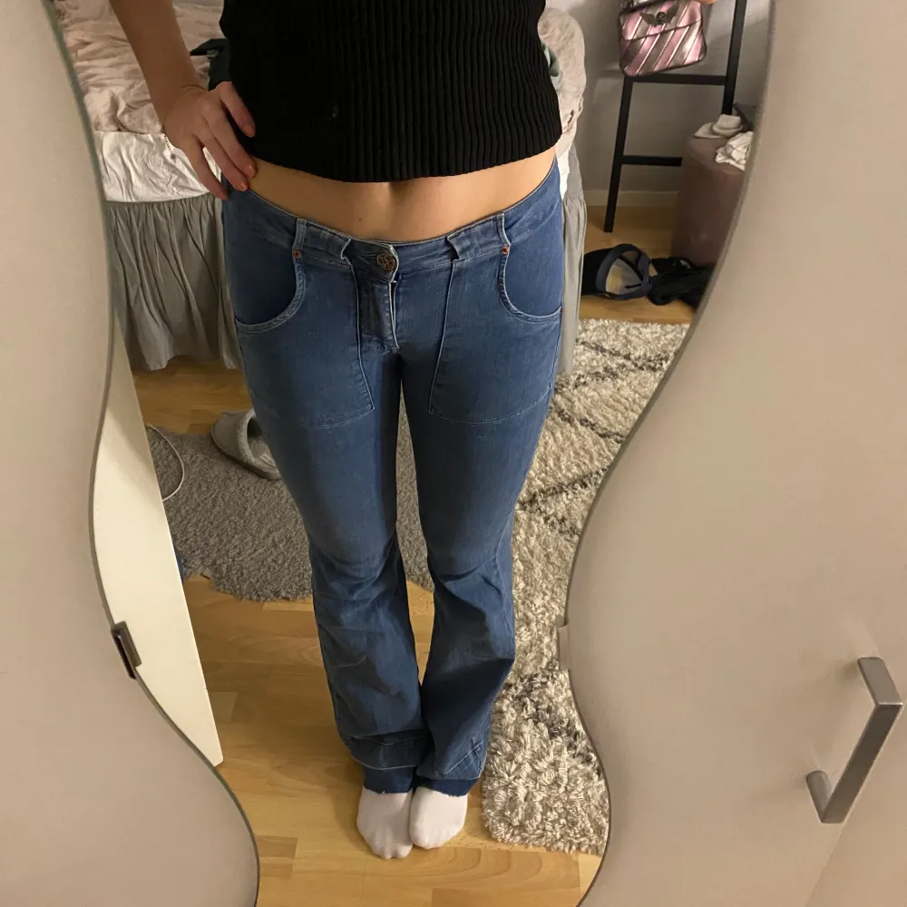 Bootcut jeans i strl 36 - passar mig som är ca 175cm lång🥰. Jeans & Byxor.