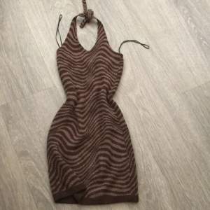 En jättefin brun sommar klänning från H&M. Storlek XS, men är väldigt stretchig - funkar som S. Använd bara 2-3 gånger!! Ser helt oanvänd ut💕