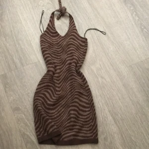Sommar klänning  - En jättefin brun sommar klänning från H&M. Storlek XS, men är väldigt stretchig - funkar som S. Använd bara 2-3 gånger!! Ser helt oanvänd ut💕